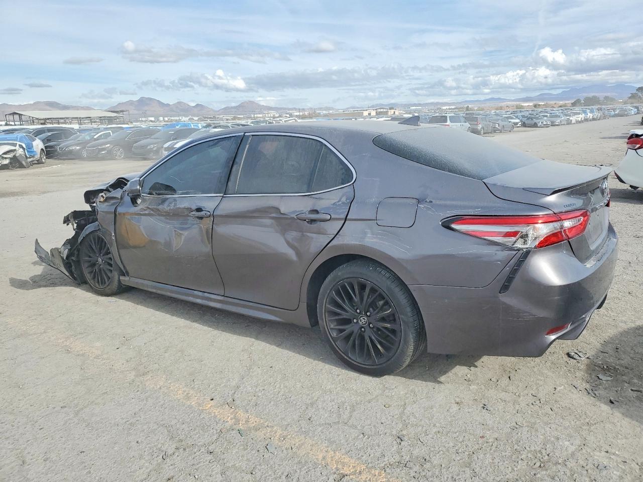 2019 Toyota Camry L - Фото 2
