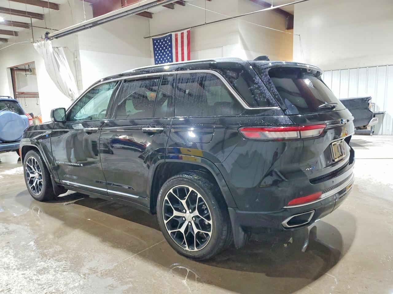 2023 Jeep Grand Cherokee Summit 4Xe - Image 2