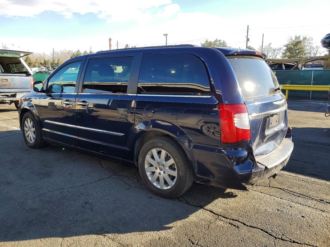 2016 Chrysler Town & Country Touring - Image 2