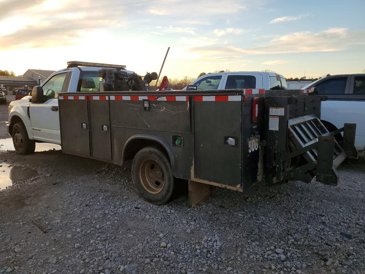 2018 Ford F350 Super Duty Utility / Service Truck - Фото 2
