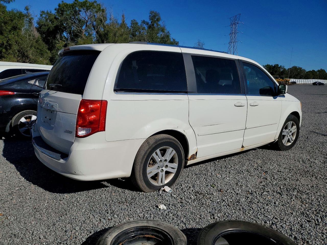 2011 Dodge Grand Caravan Crew - Image 3