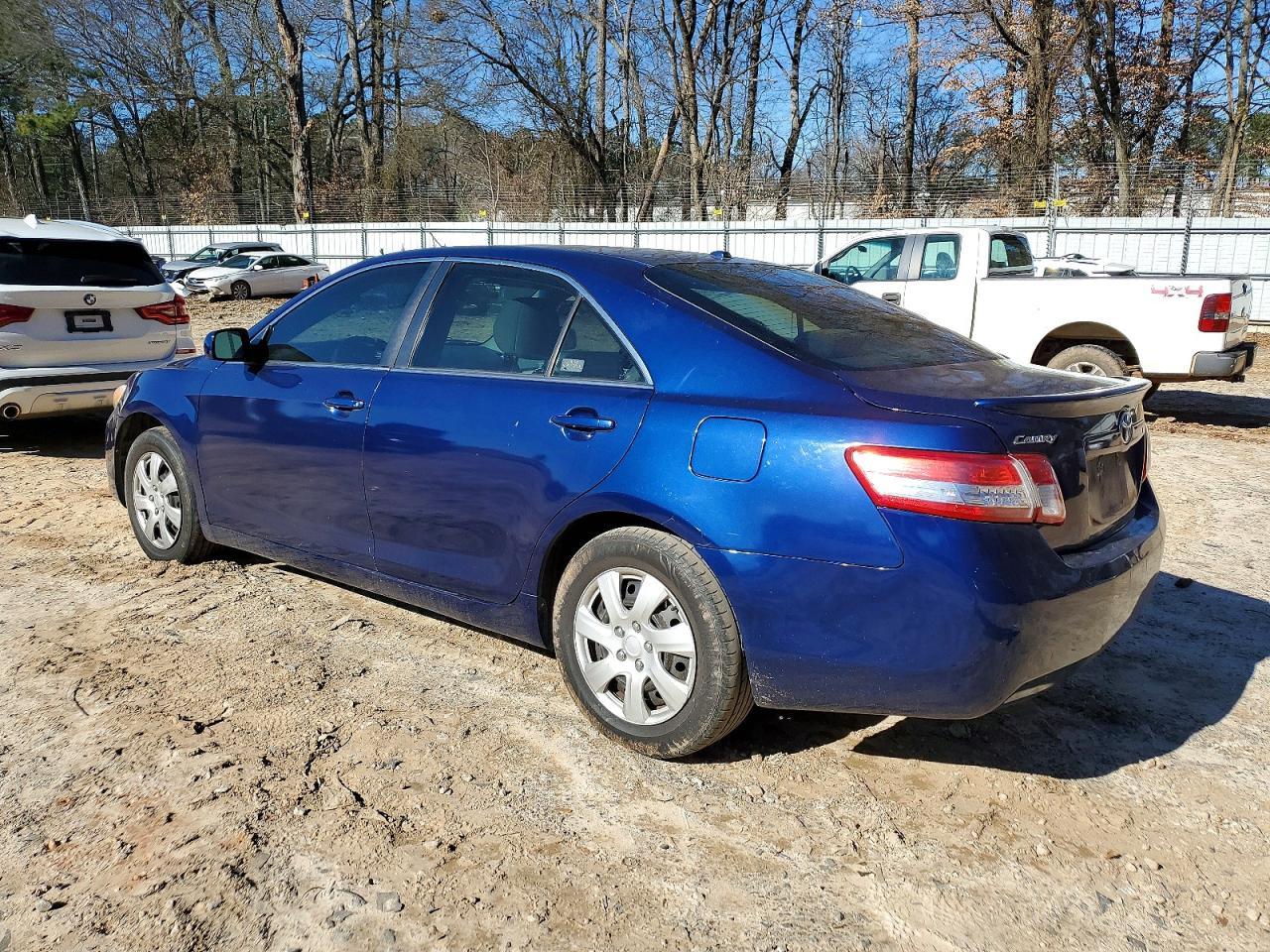 2011 Toyota Camry Le - Фото 2