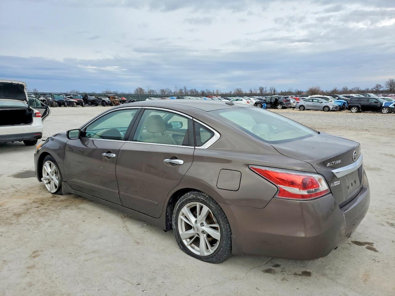 2015 Nissan Altima - Image 2