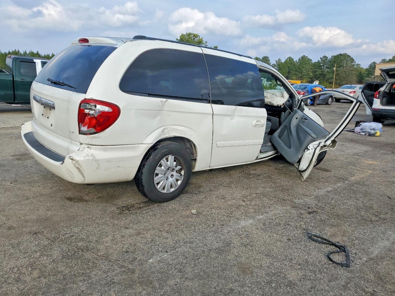 2004 Chrysler Town & Country Lx - Фото 3
