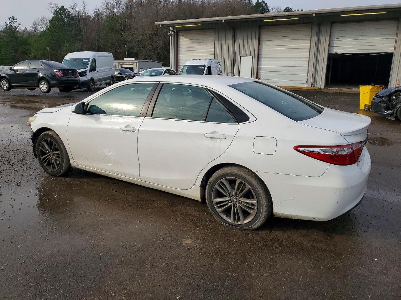 2015 Toyota Camry Le - Фото 2