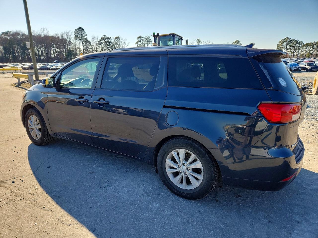 2016 Kia Sedona Lx - Image 2
