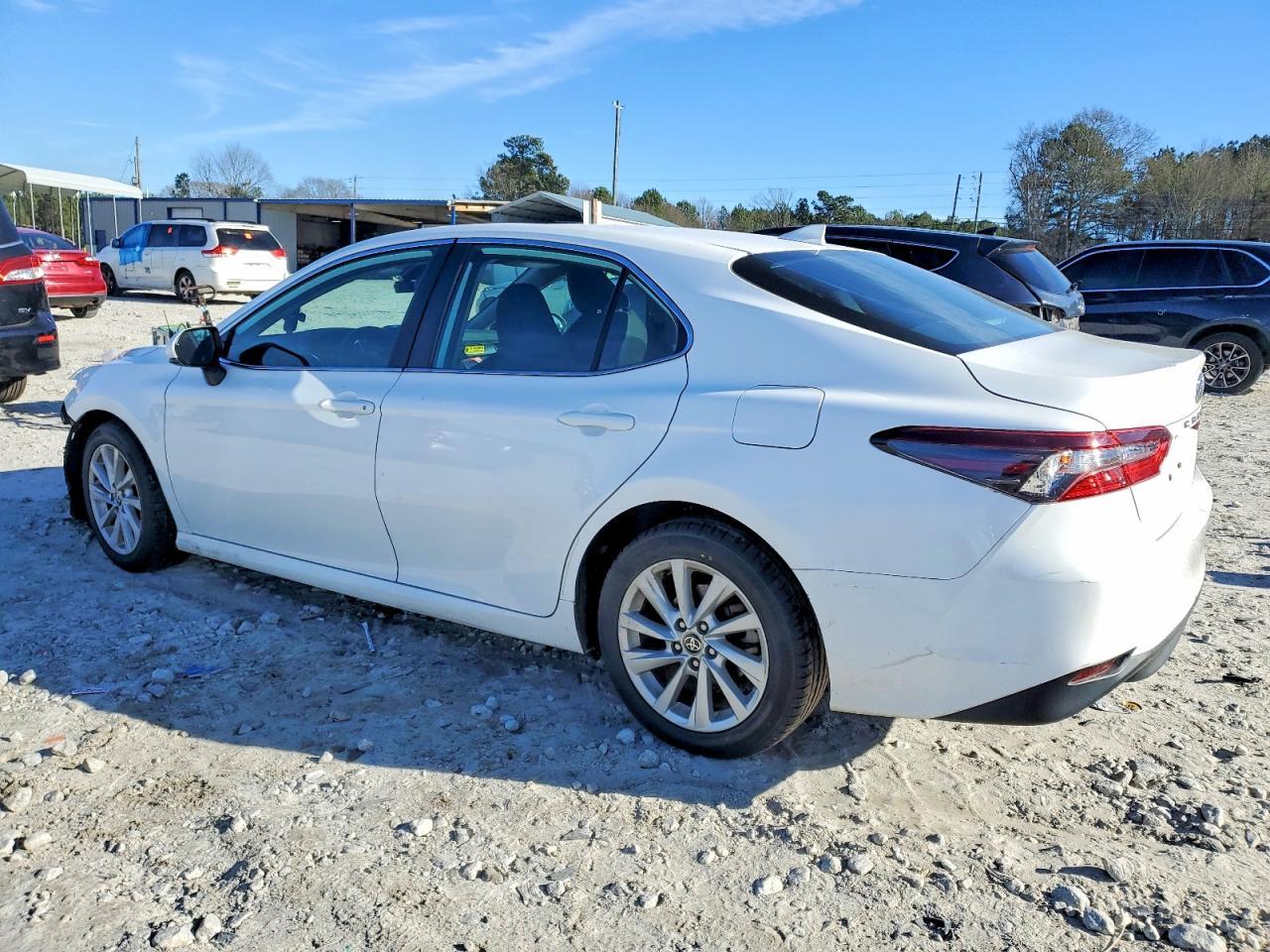 2022 Toyota Camry Le - Фото 2