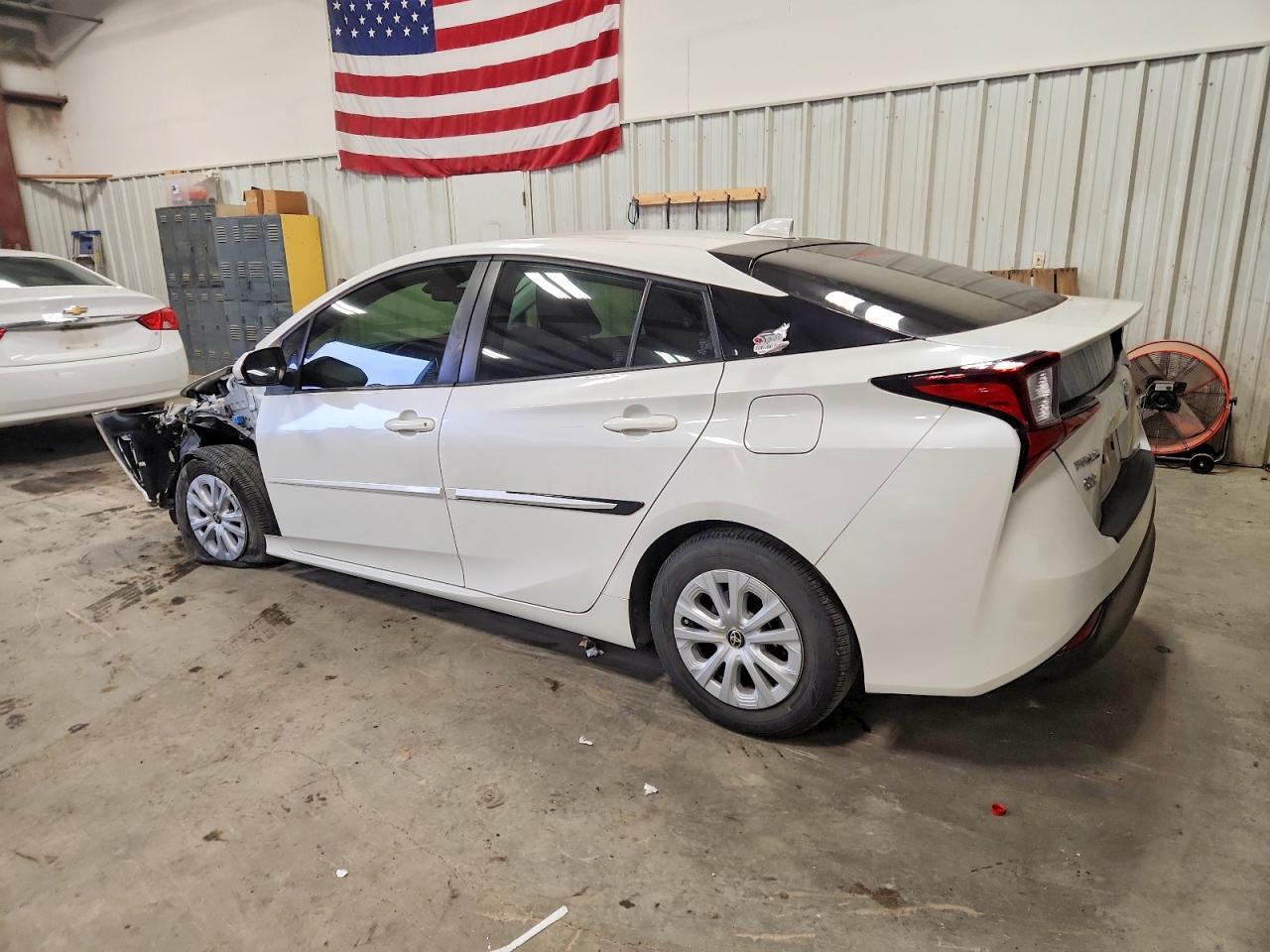 2020 Toyota Prius L Eco - Image 2