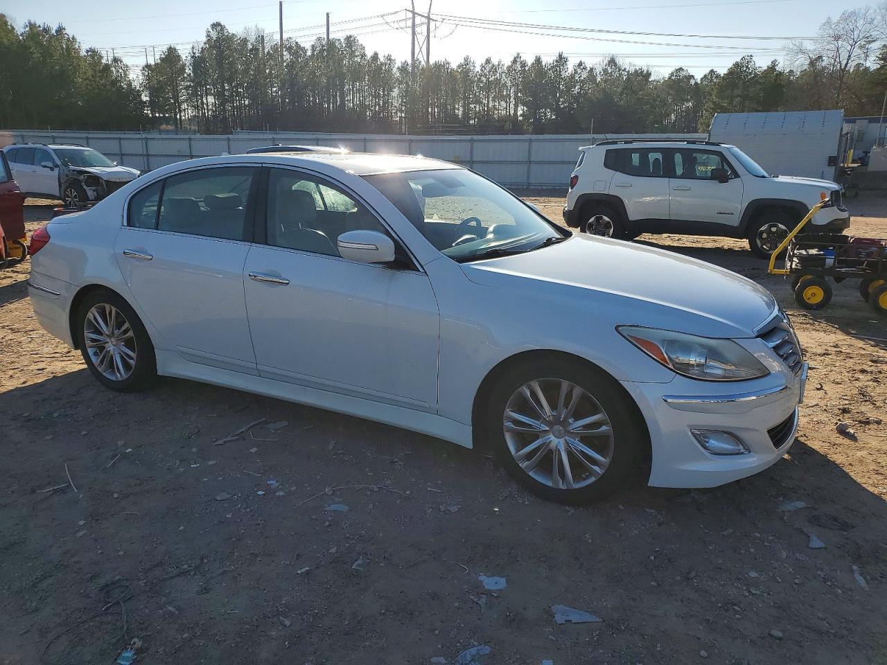 2013 Hyundai Genesis 3.8L - Фото 4