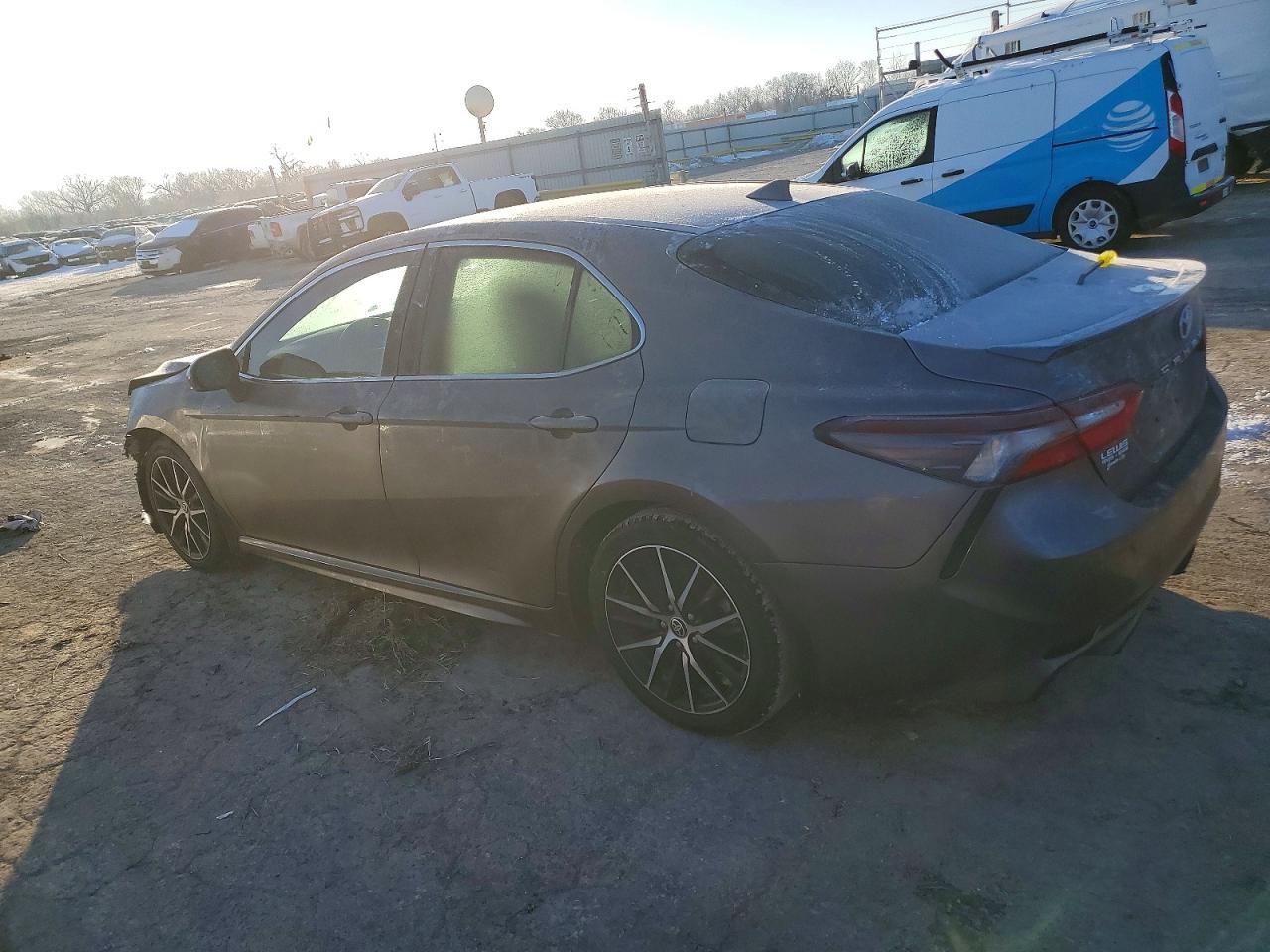 2022 Toyota Camry Se - Фото 2