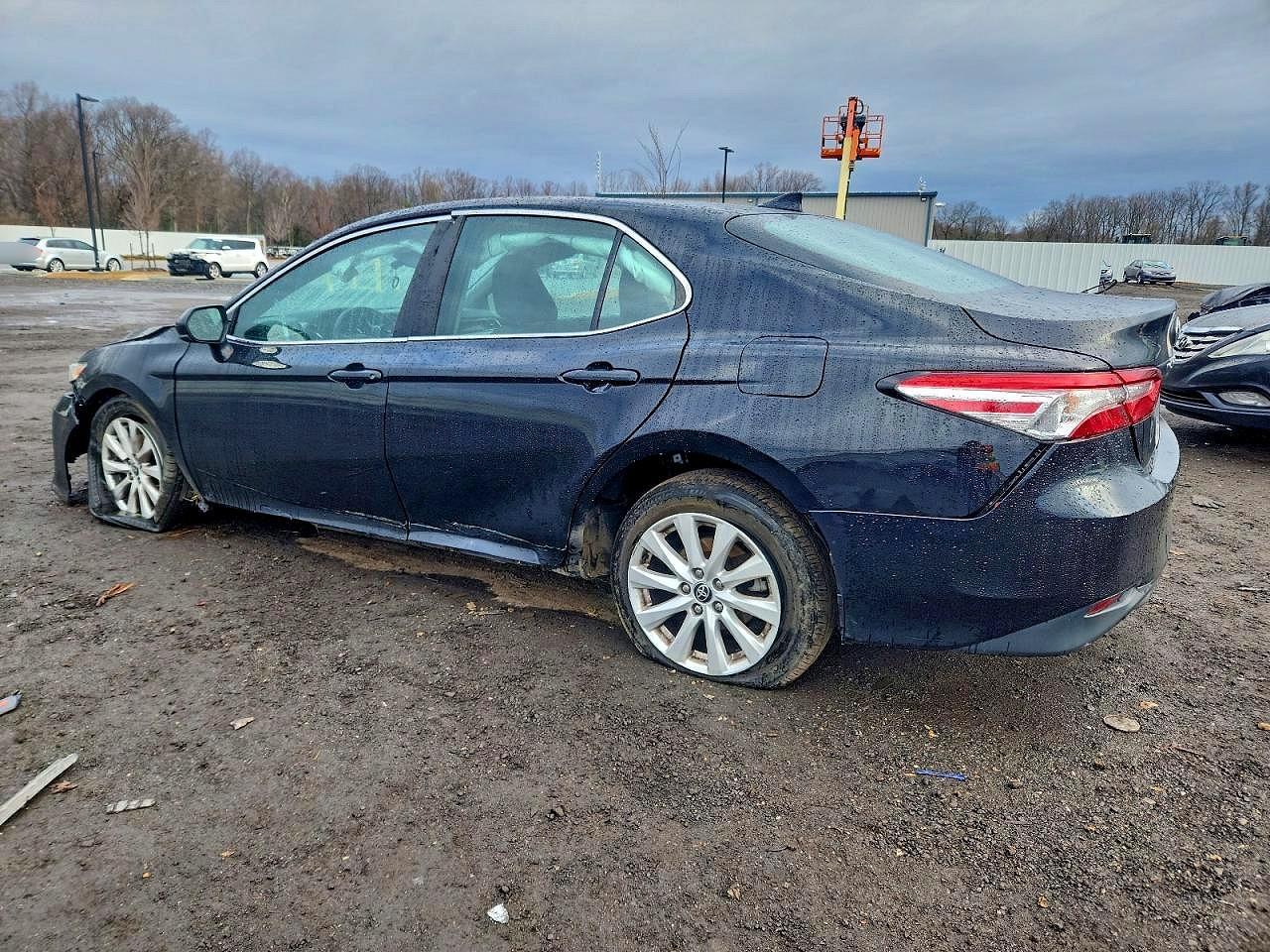2020 Toyota Camry Le - Фото 2