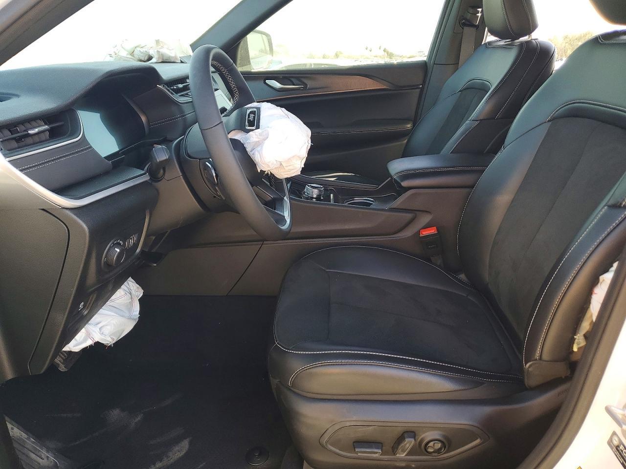 2025 Jeep Grand Cherokee L Laredo - Image 7