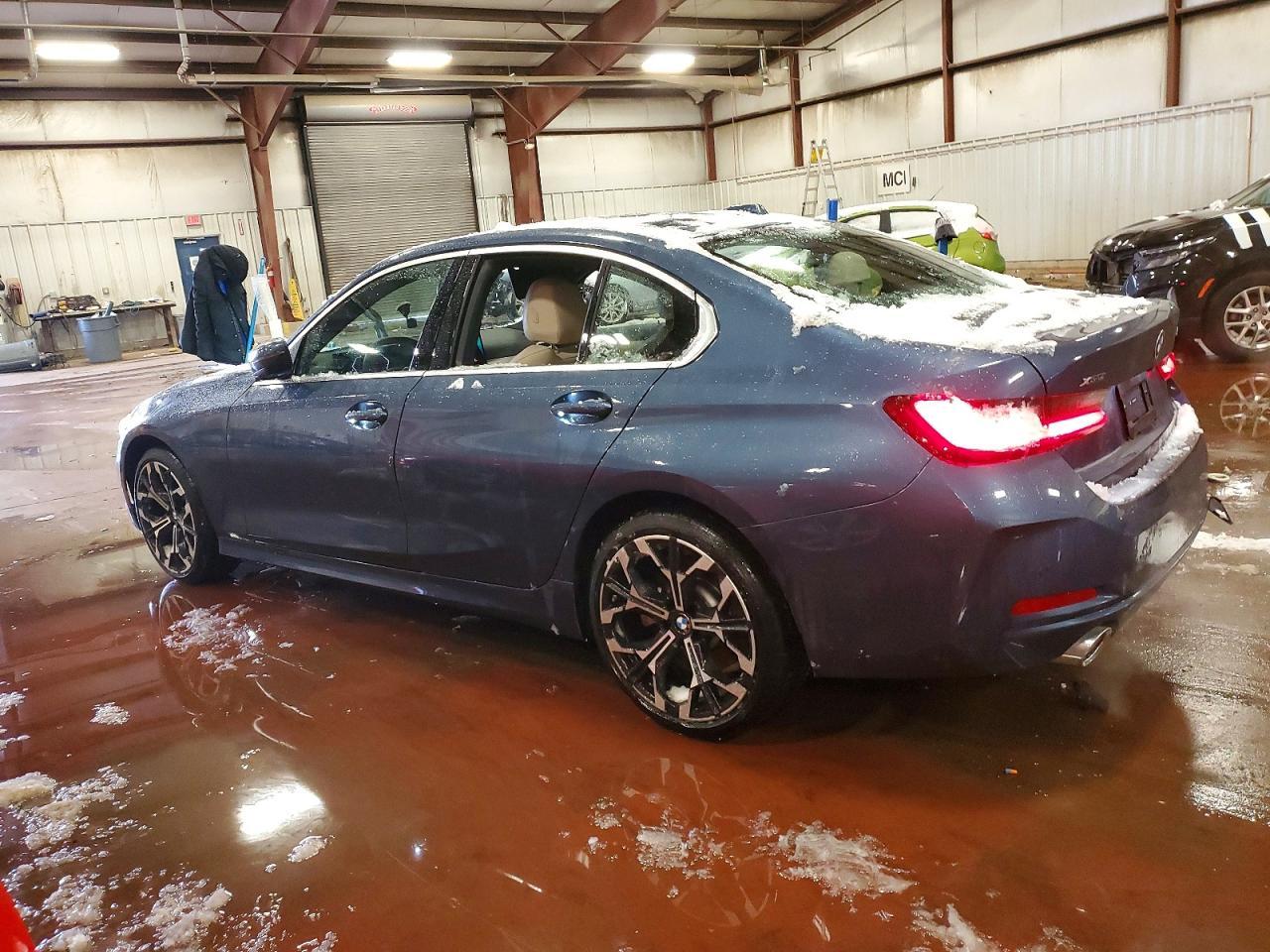 2025 BMW 330Xi - Фото 2