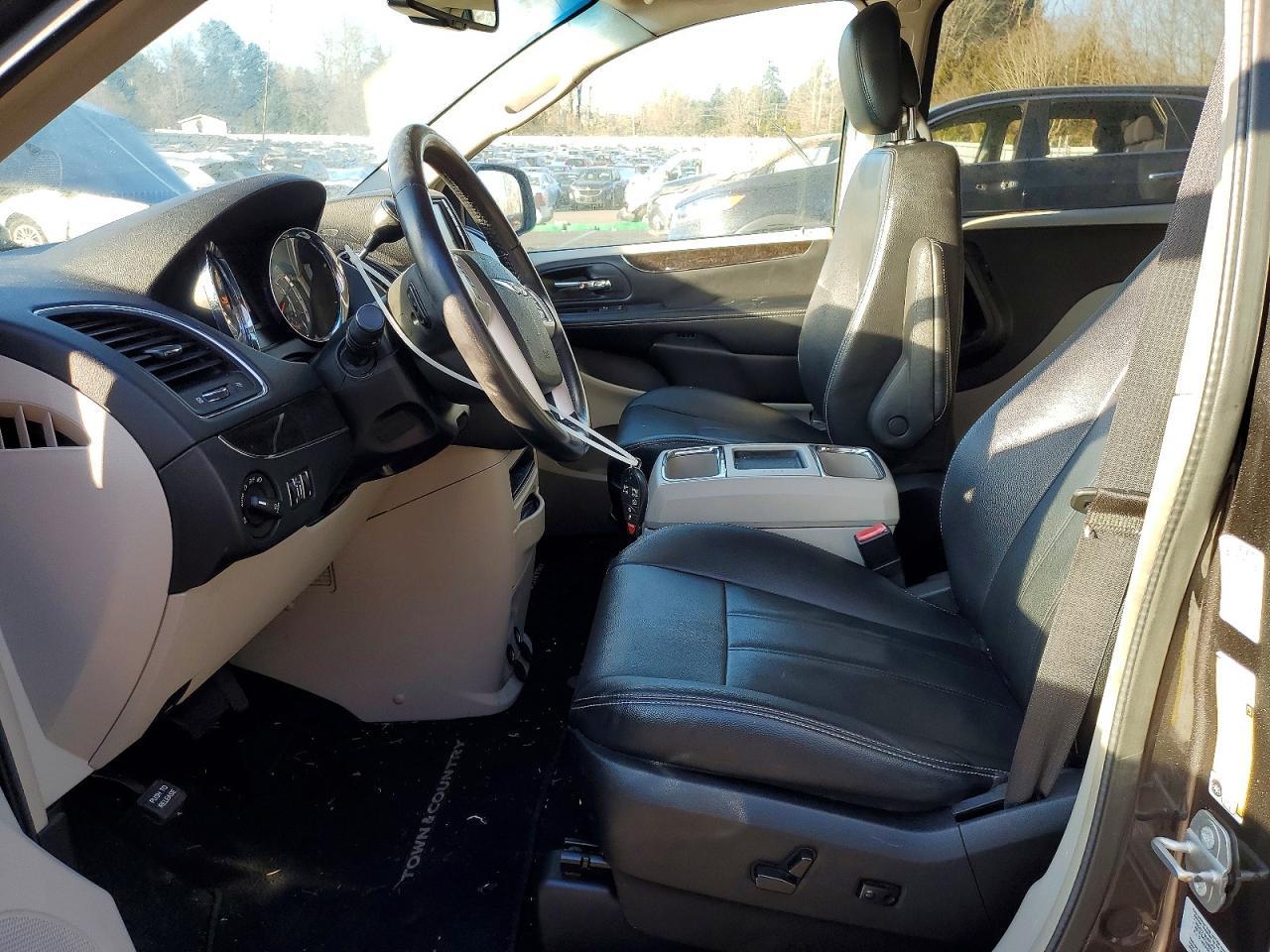 2016 Chrysler Town & Country Touring - Image 7