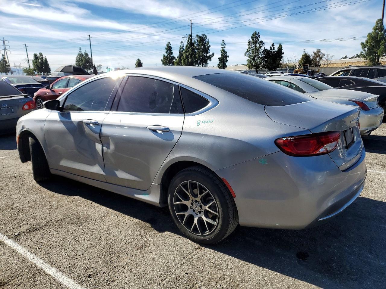 2015 Chrysler 200 Limited - Фото 2