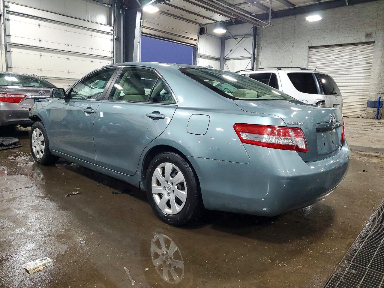 2011 Toyota Camry Le - Фото 2