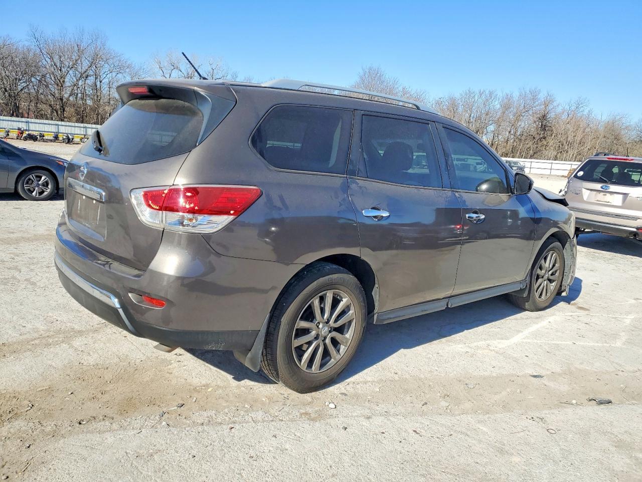 2015 Nissan Pathfinder S - Image 3