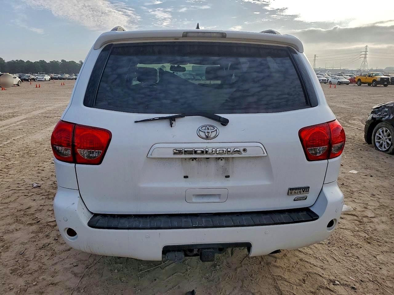 2016 Toyota Sequoia Sr5 - Image 6