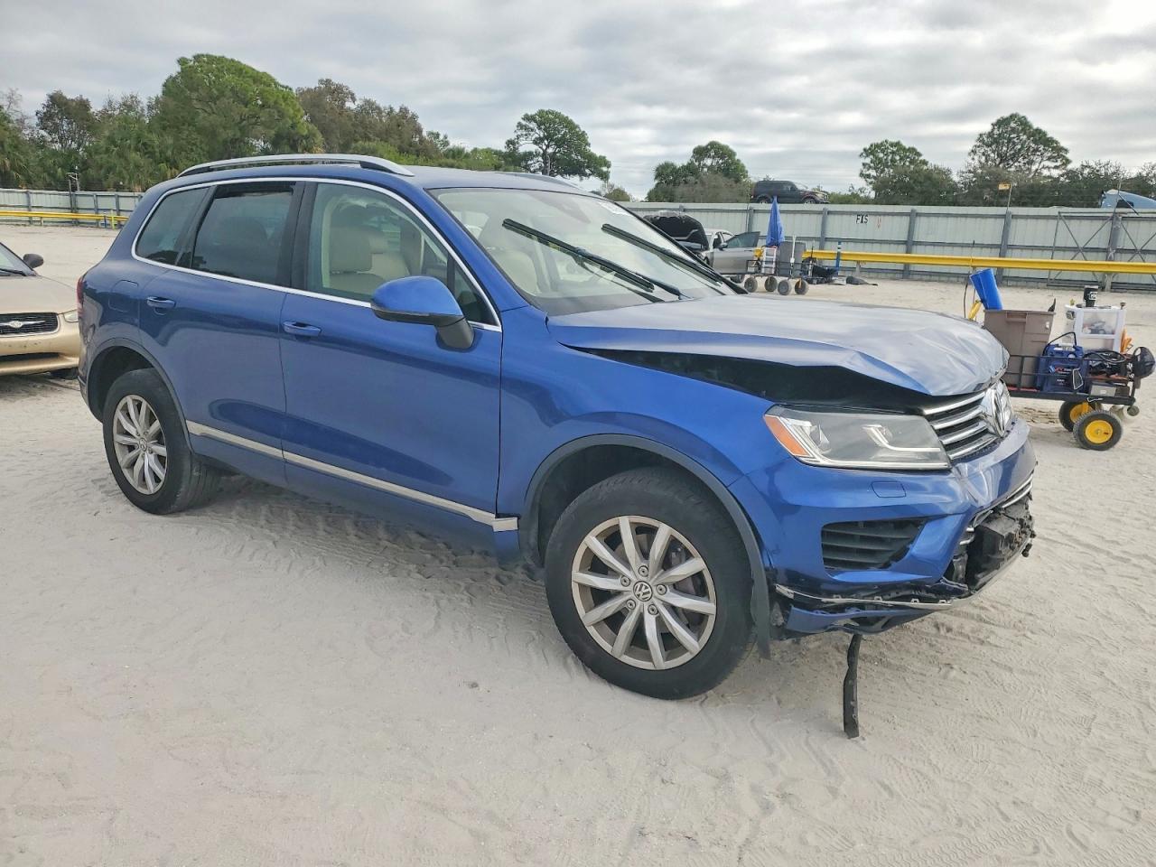 2016 Volkswagen Touareg Sport - Image 4