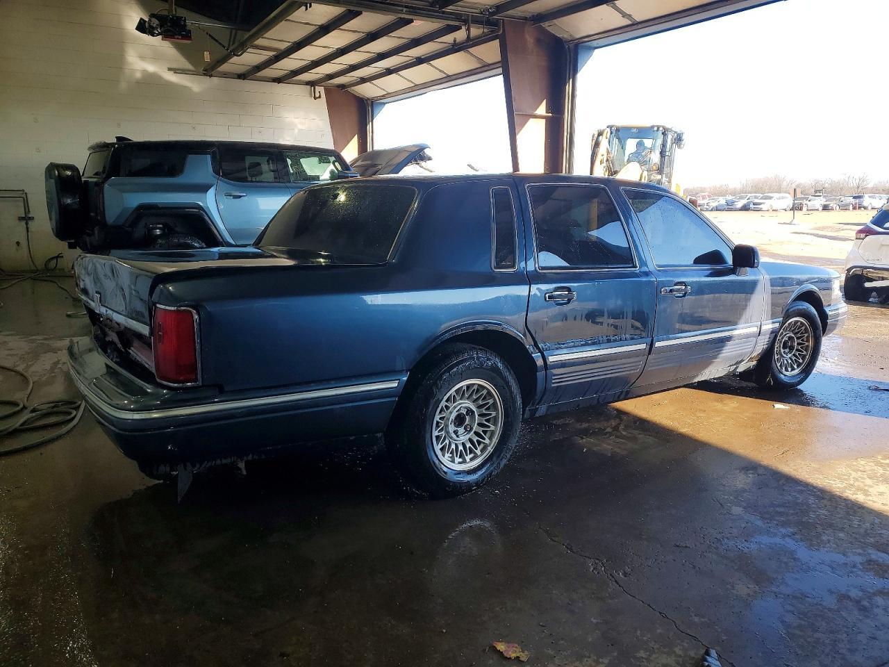 1996 Lincoln Town Car Executive - Фото 3