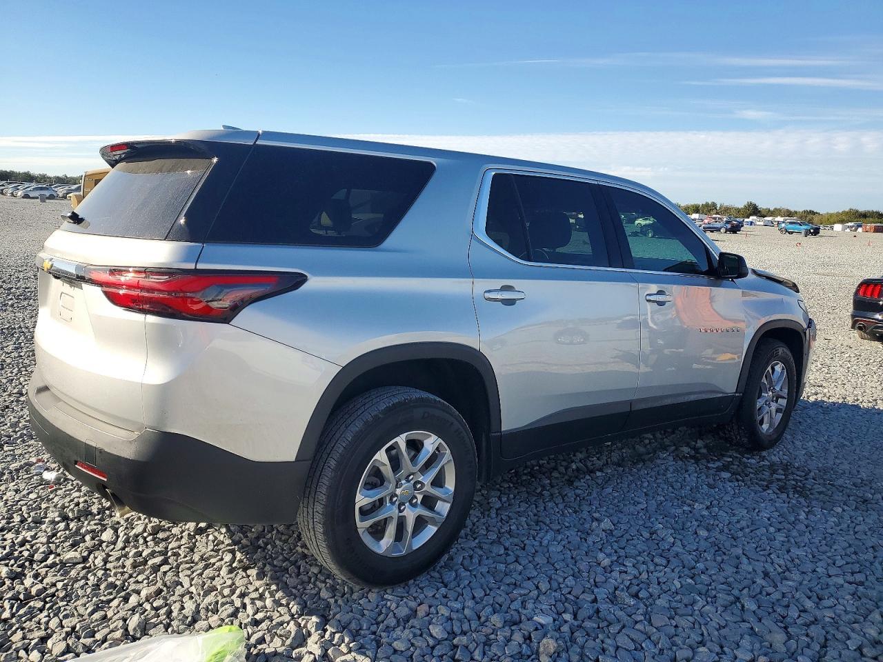 2022 Chevrolet Traverse Ls - Фото 3