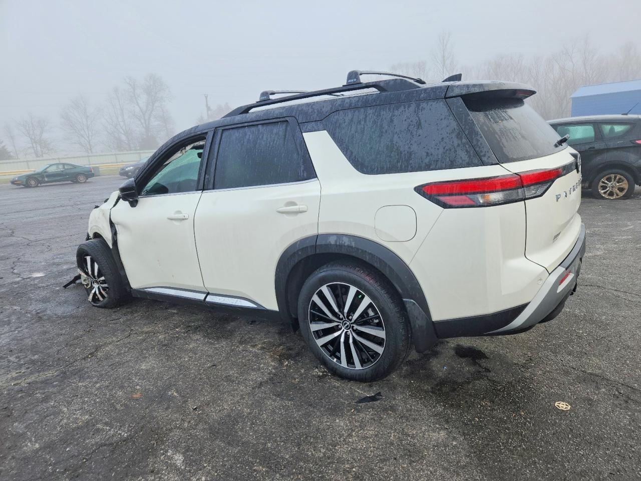 2024 Nissan Pathfinder Platinum - Image 2