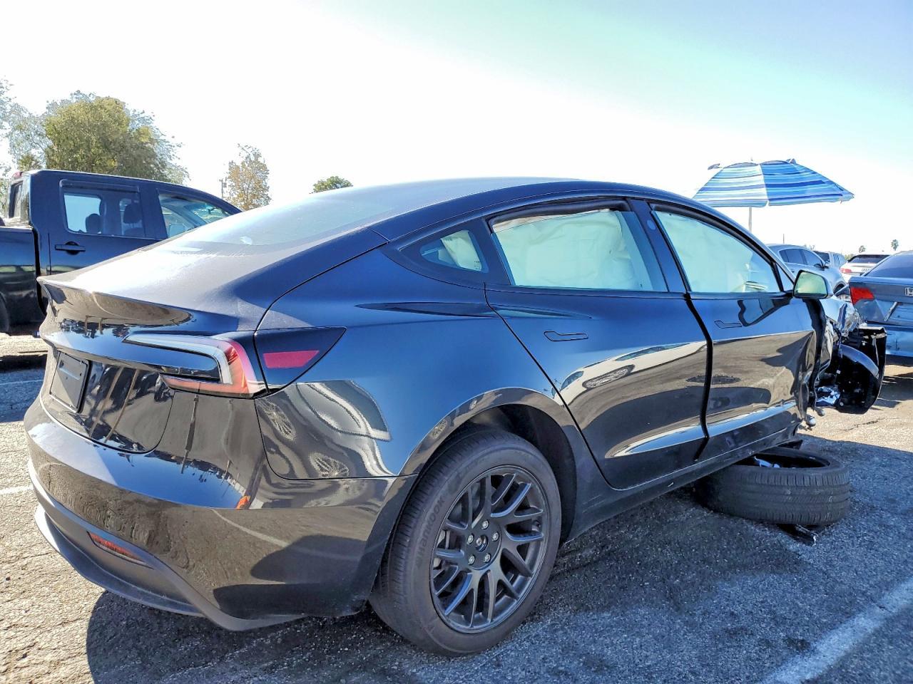 2025 Tesla Model 3 - Фото 3