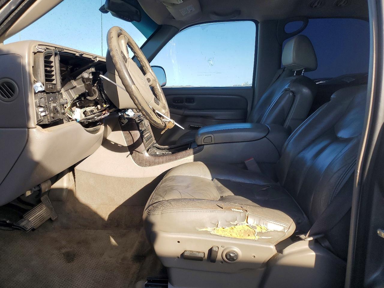 2005 GMC Yukon Denali - Image 7