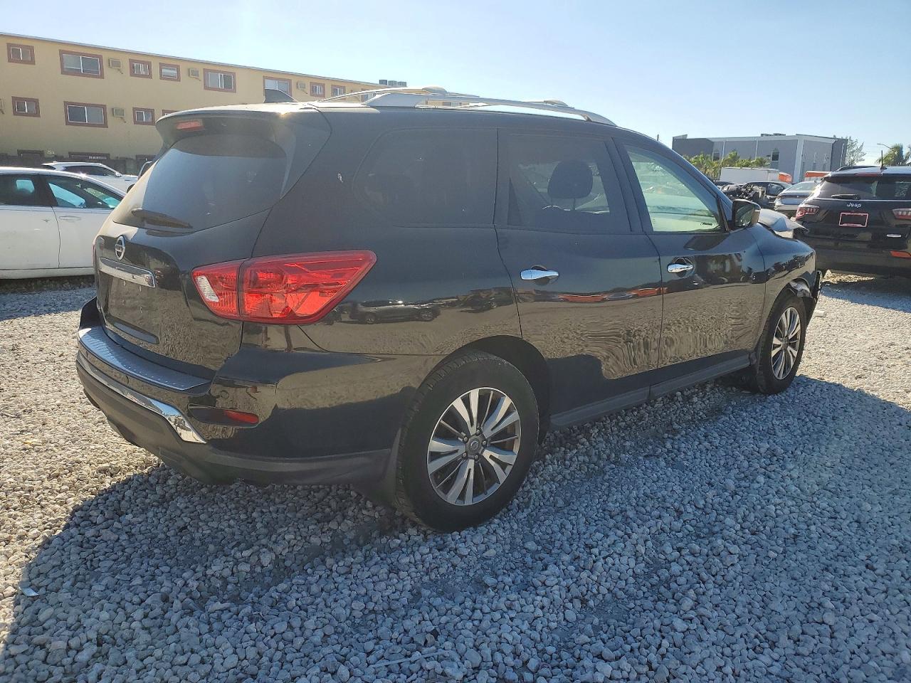 2020 Nissan Pathfinder S - Image 3