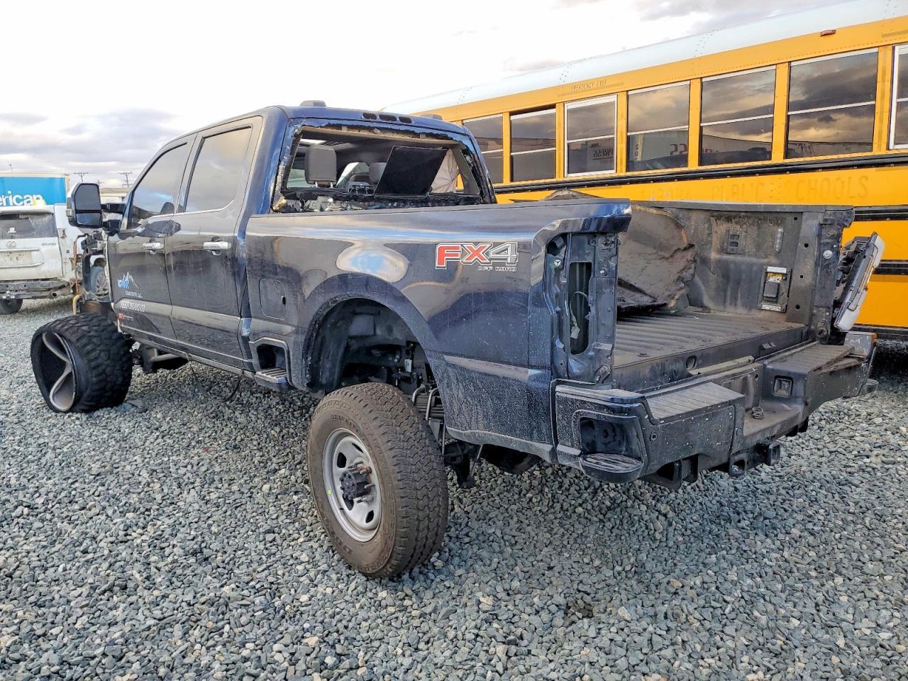 2025 Ford F350 Super Duty - Фото 2