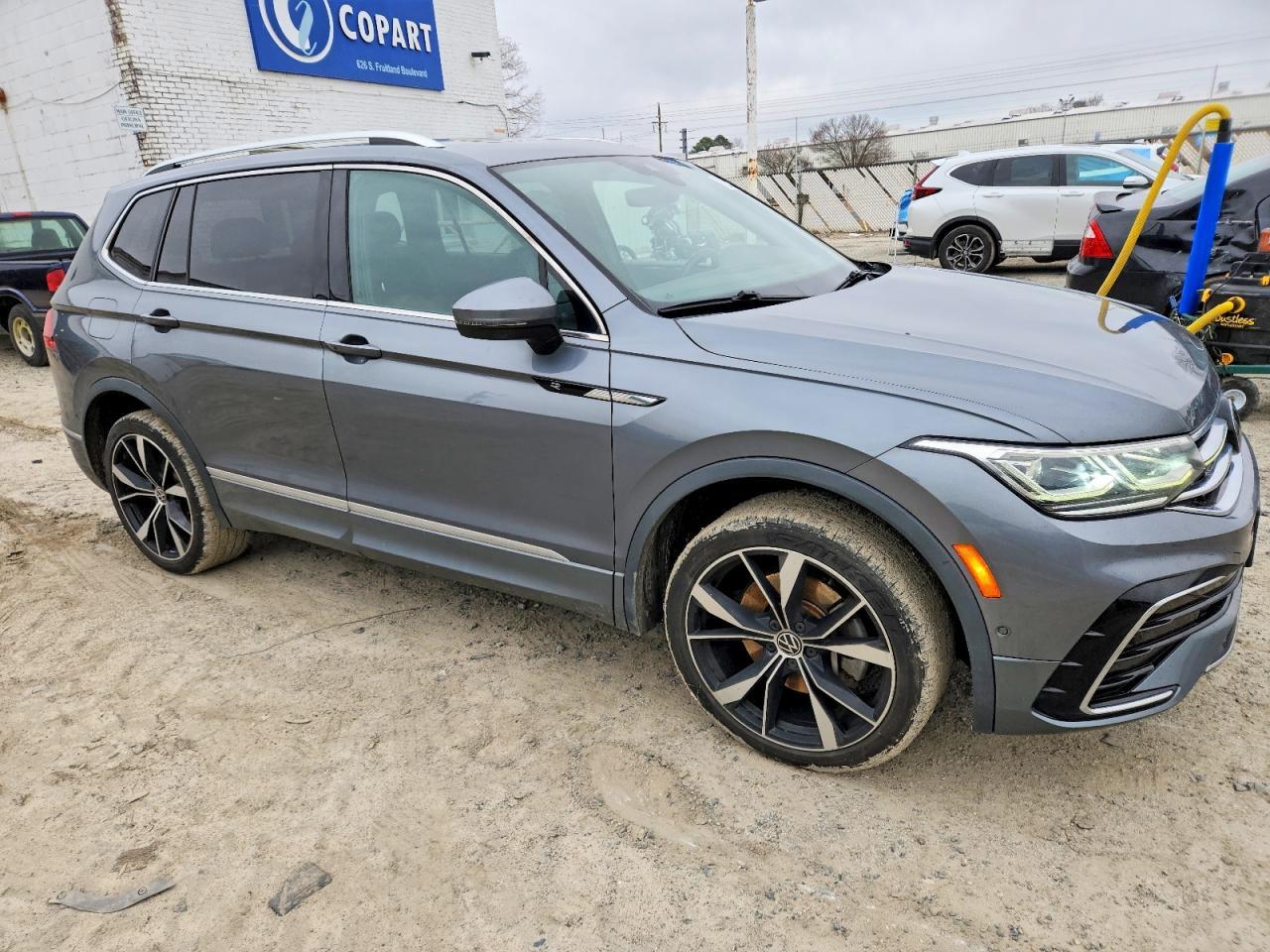 2022 Volkswagen Tiguan Sel R-Line - Image 4
