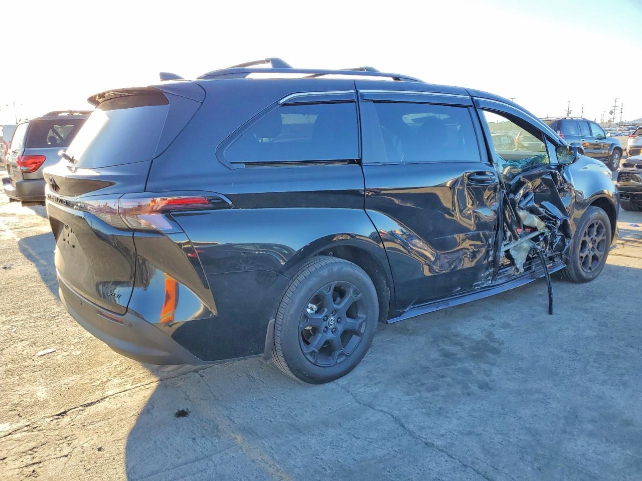 2025 Toyota Sienna Woodland Edition - Фото 3