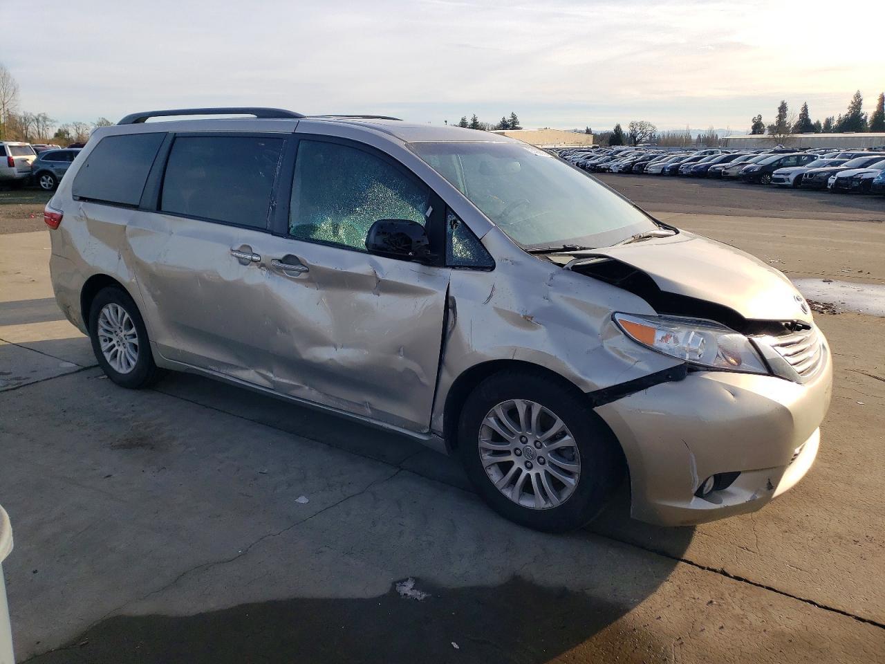 2015 Toyota Sienna Xle - Image 4