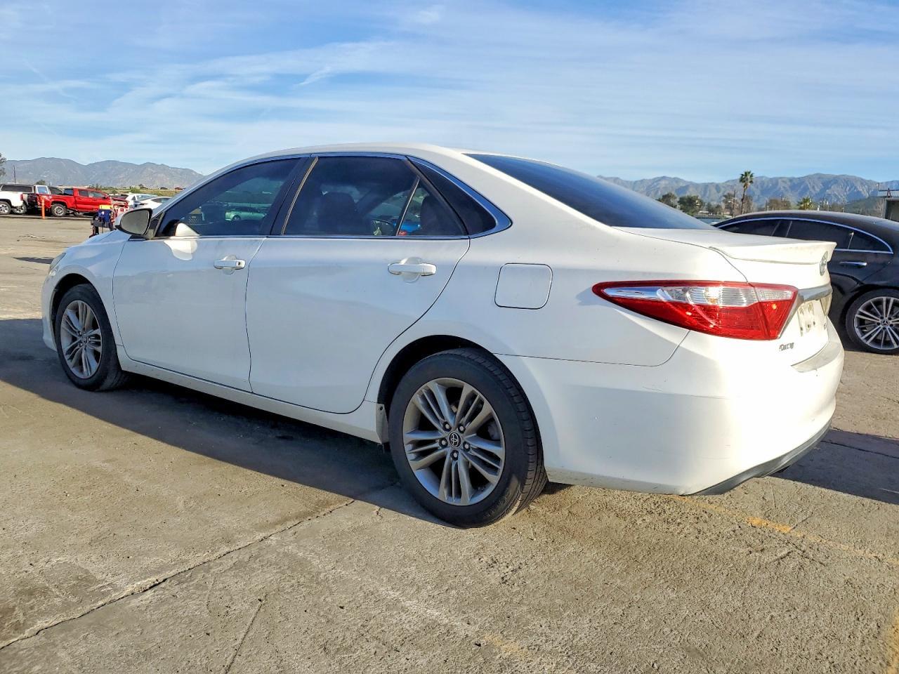 2015 Toyota Camry Le - Фото 2