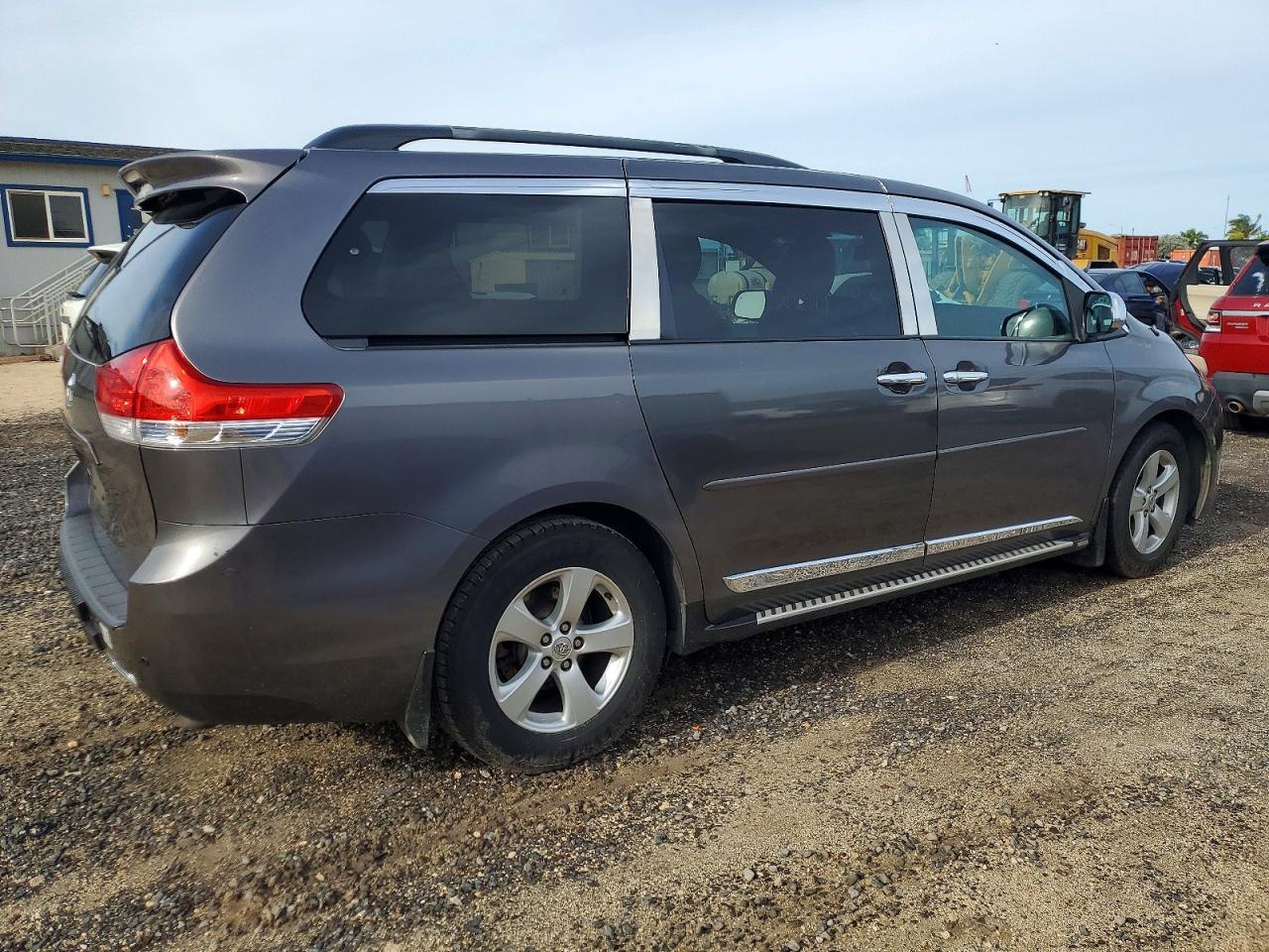 2013 Toyota Sienna - Фото 3