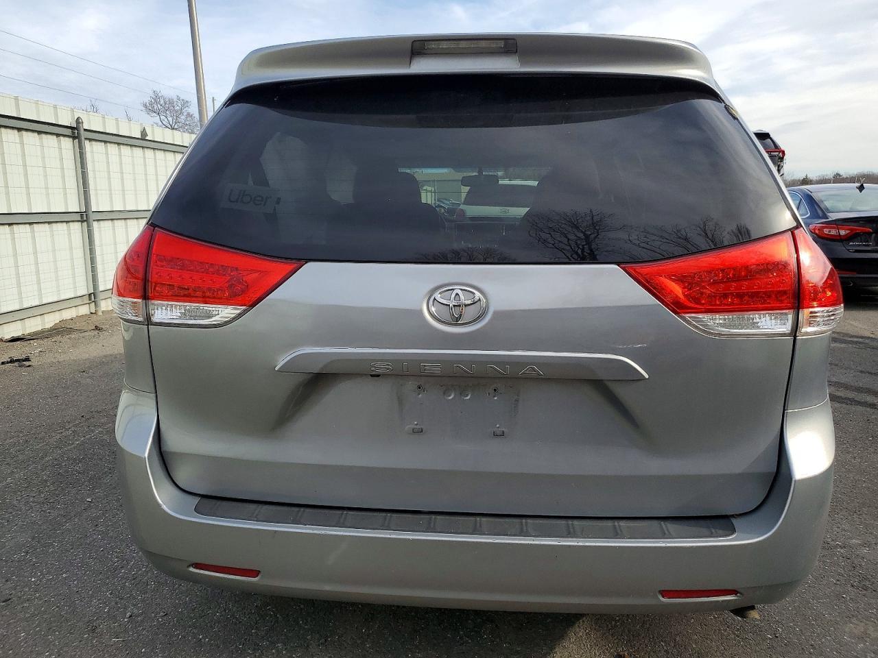 2012 Toyota Sienna Le - Image 6