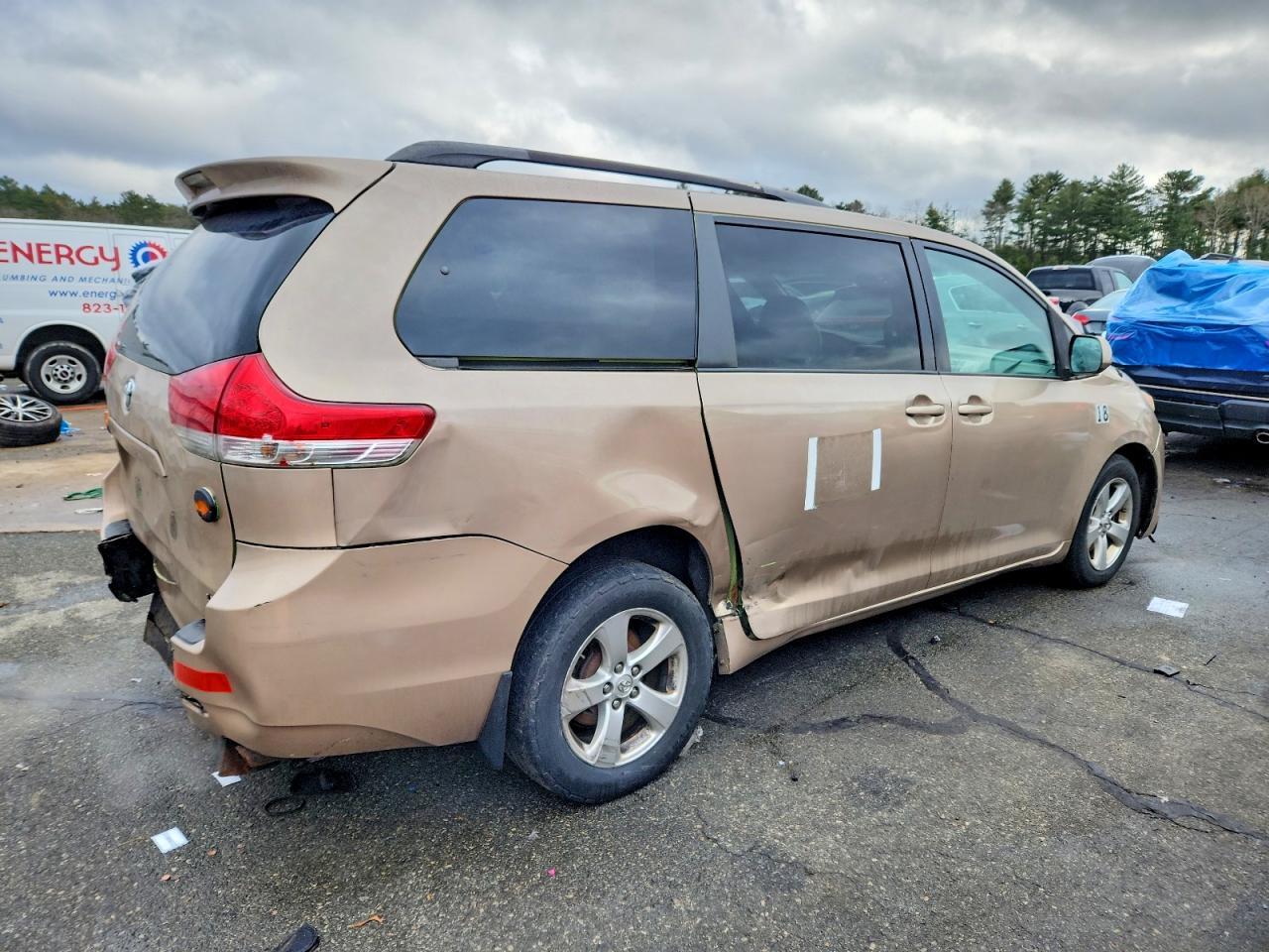 2014 Toyota Sienna Le - Image 3