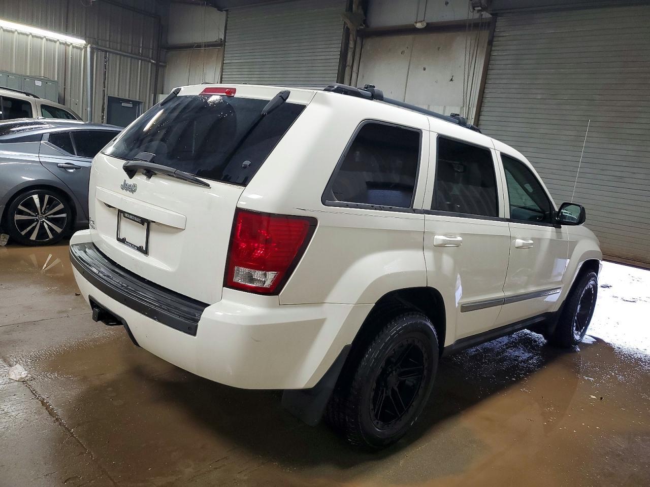 2010 Jeep Grand Cherokee Laredo - Image 3