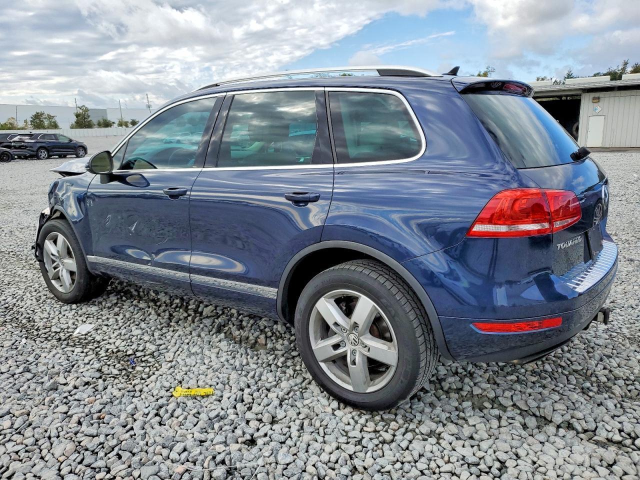 2011 Volkswagen Touareg V6 - Фото 2