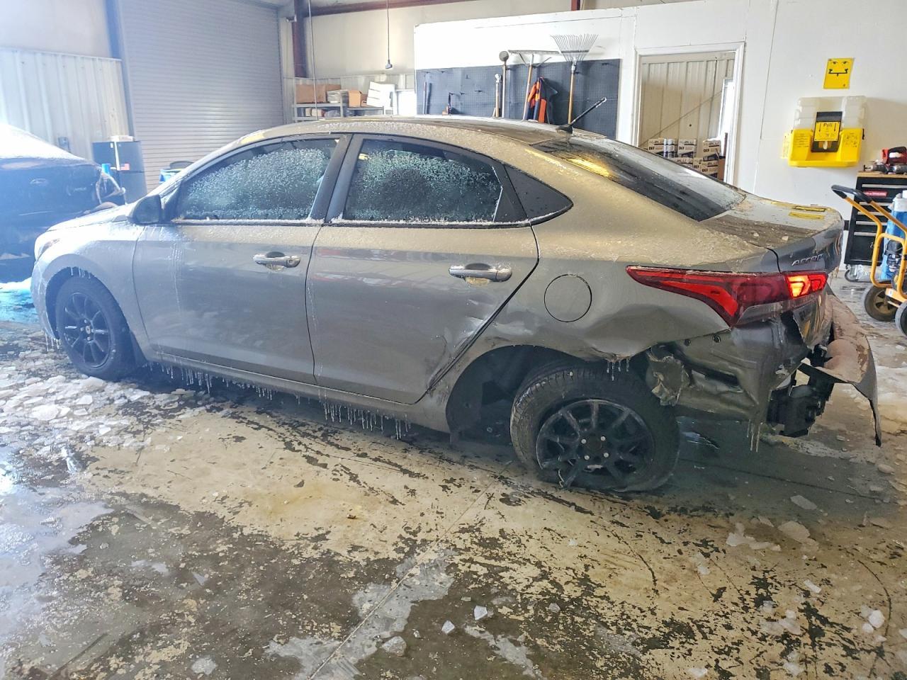 2021 Hyundai Accent Se - Фото 2