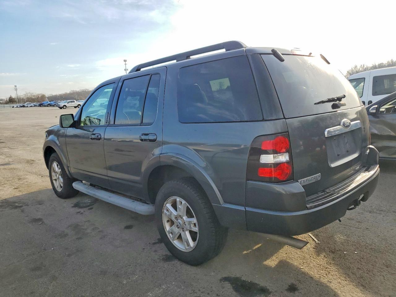 2010 Ford Explorer Xlt - Image 2