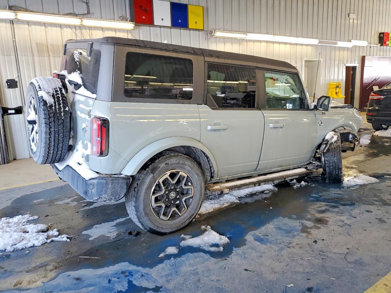 2022 Ford Bronco Base - Image 3