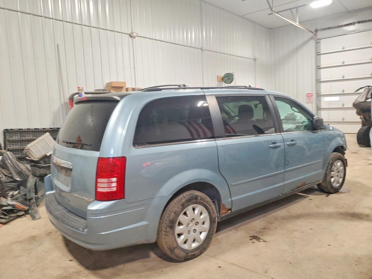 2010 Chrysler Town & Country Lx - Фото 3