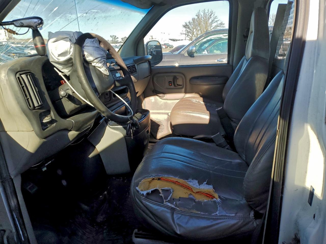 2001 Chevrolet Express G2500 - Image 7