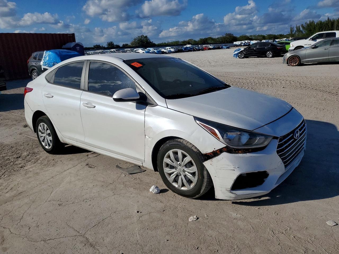 2022 Hyundai Accent Se - Фото 4