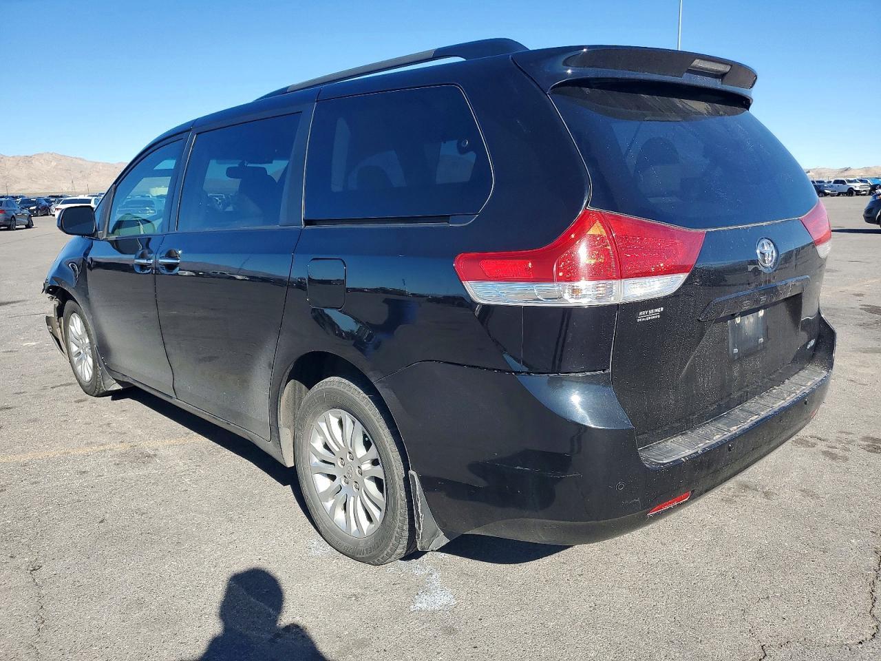 2011 Toyota Sienna Se Premium 8-Passenger - Image 2