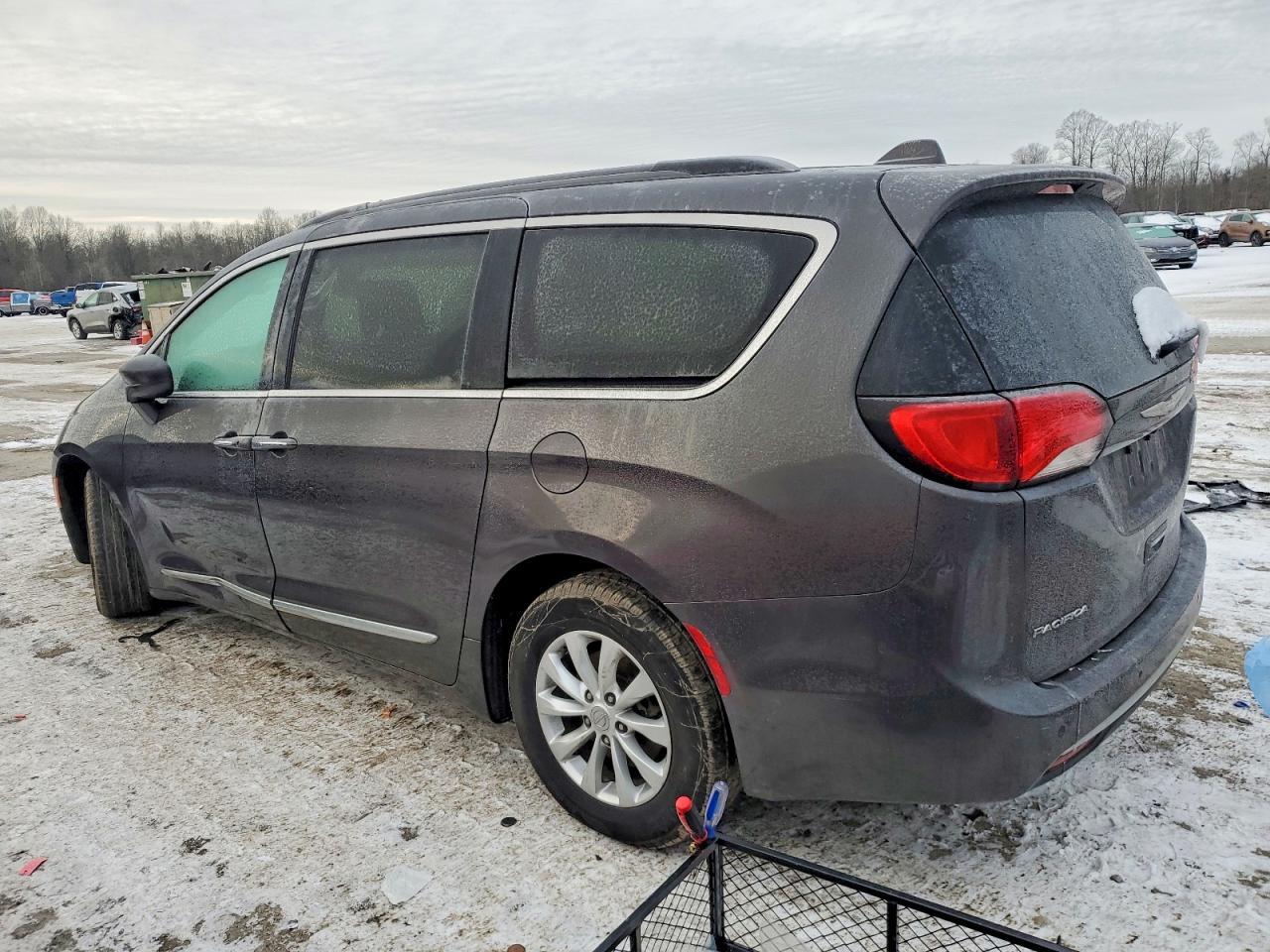 2017 Chrysler Pacifica Touring L - Image 2