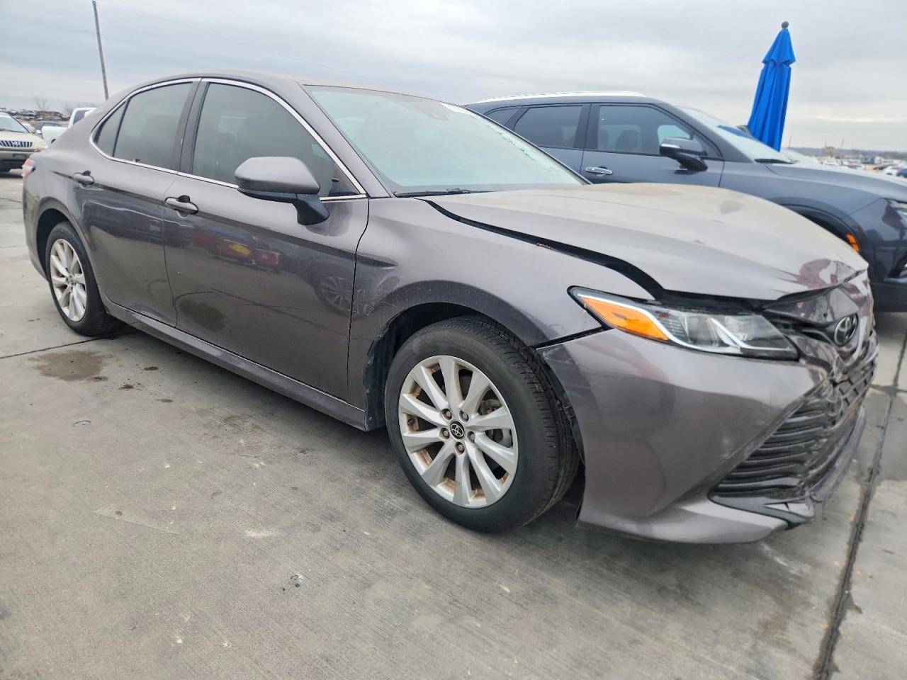 2020 Toyota Camry Le - Фото 4