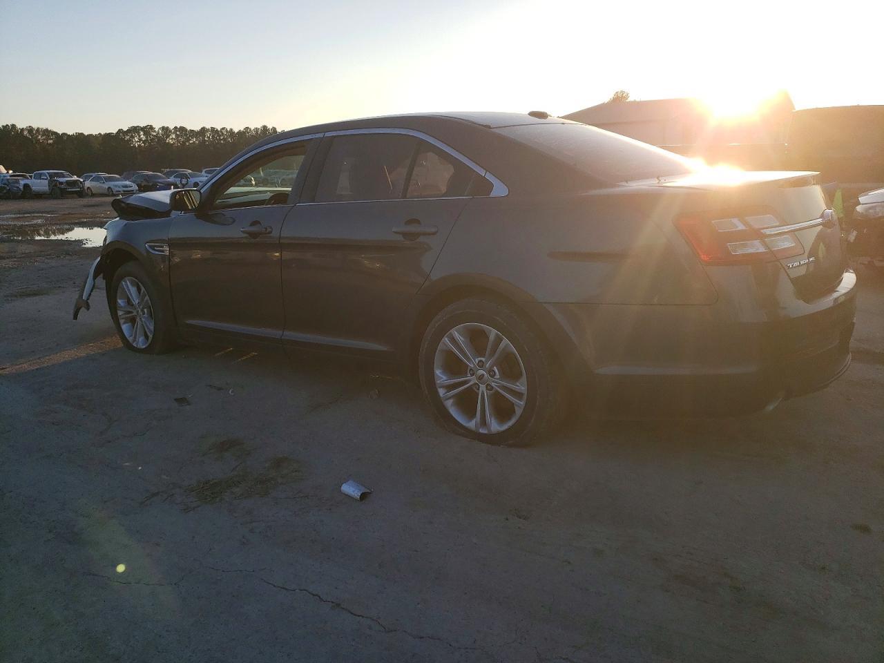 2018 Ford Taurus Se - Фото 2