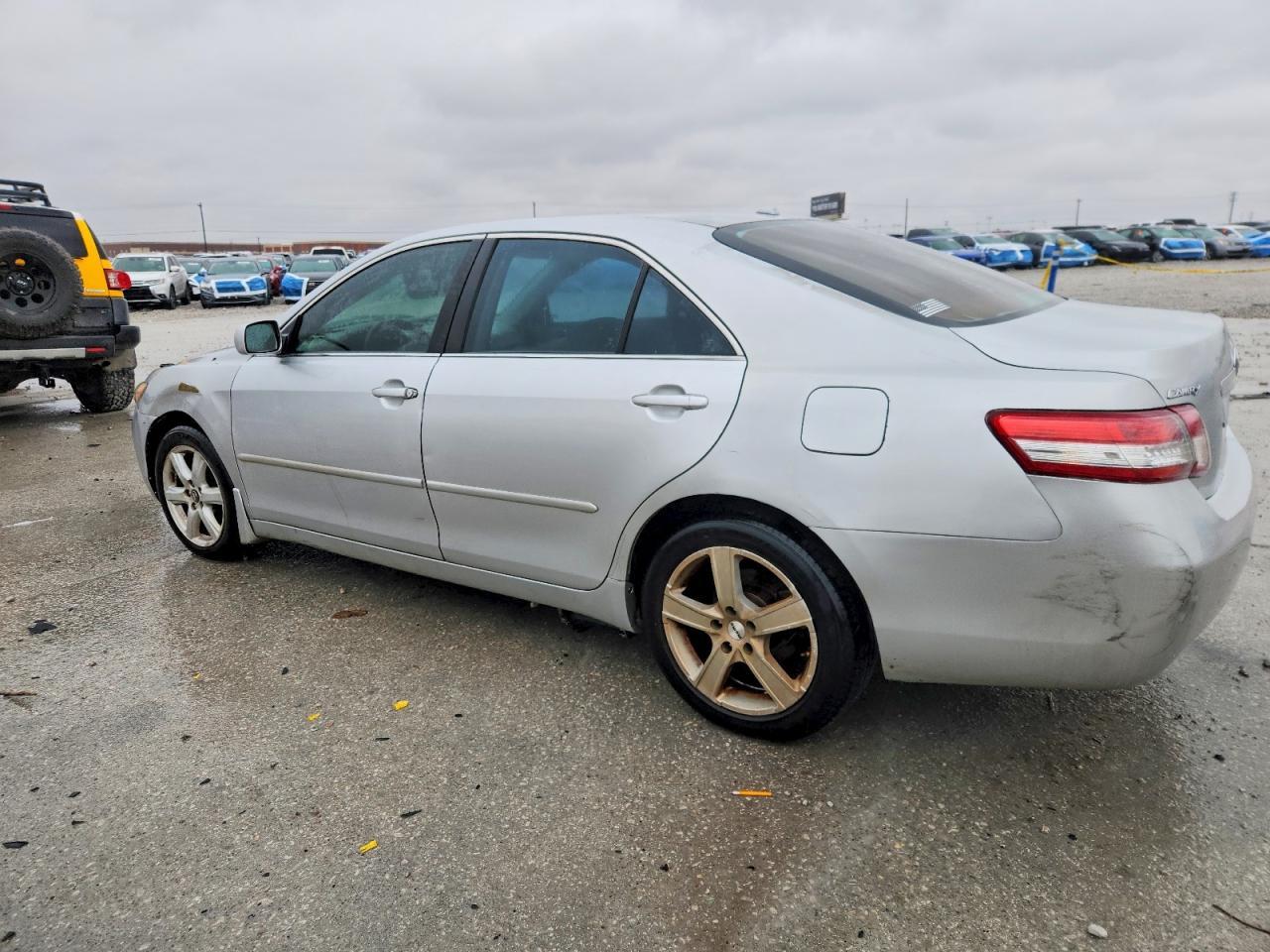 2010 Toyota Camry Le - Фото 2